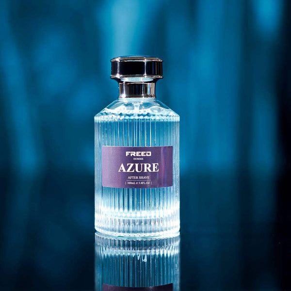 透明玻璃瓶，蔚藍色液體，側面拍攝，藍色背景，FREED 客製化刻字