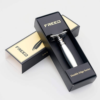 鋁合金銀色復古雙刃安全刮鬍刀，居家浴室場景。FREED 客製化刻字
