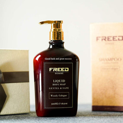 琥珀色玻璃瓶，金色壓頭，置於禮盒旁，FREED客製化刻字。