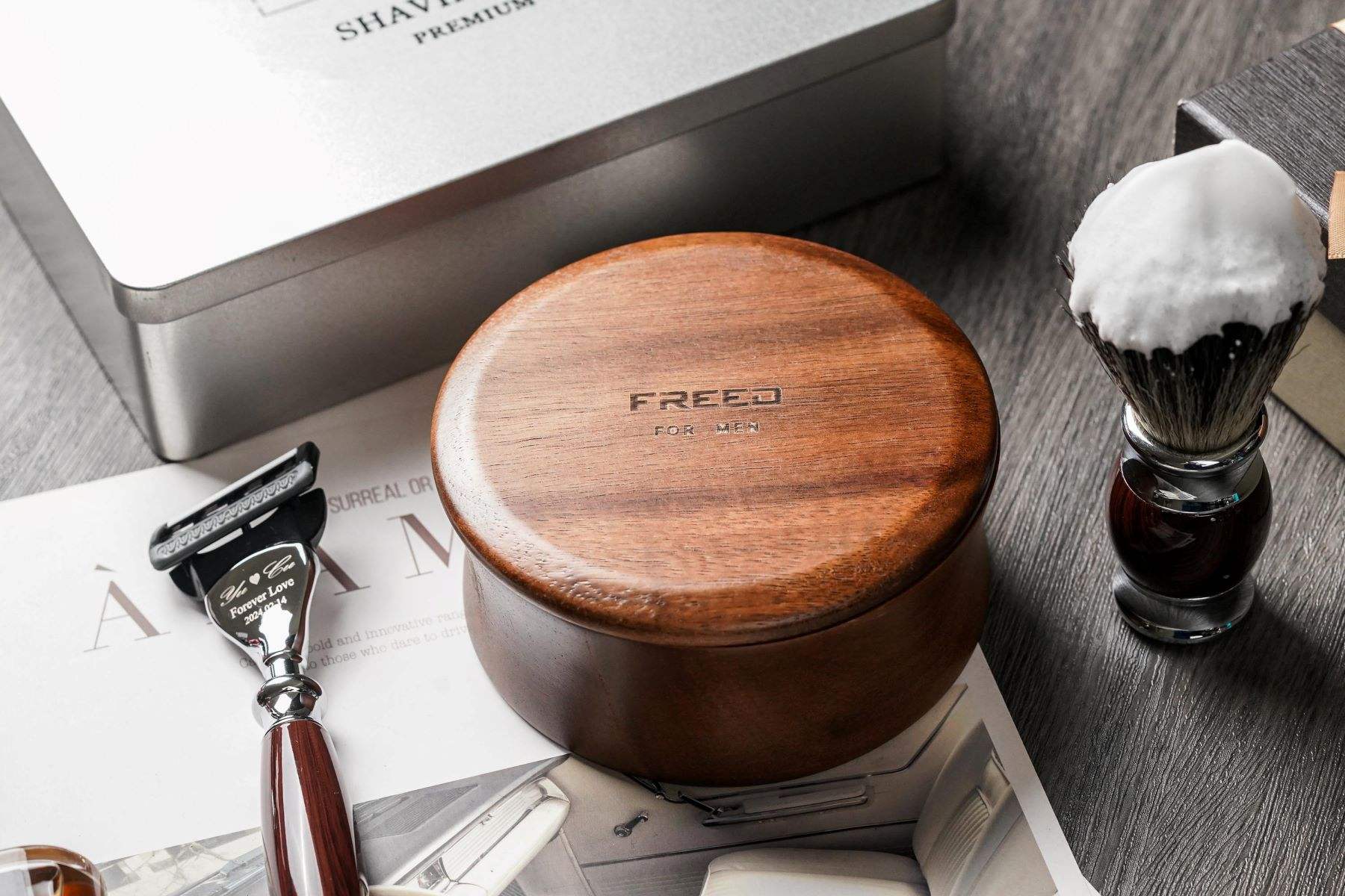 實木製，自然木紋，俯視角度，展現理容氛圍。FREED 客製化刻字。
