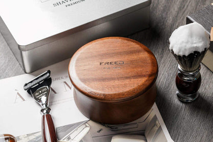 實木製，自然木紋，俯視角度，展現理容氛圍。FREED 客製化刻字。