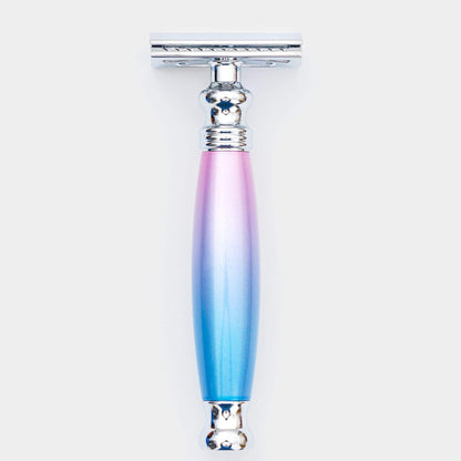 金屬材質，粉藍漸層握柄，封閉式設計。FREED 客製化刻字。