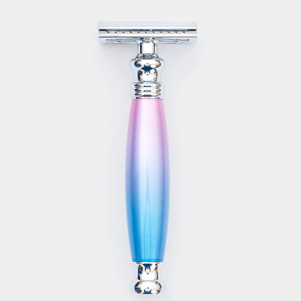 金屬材質，粉藍漸層握柄，封閉式設計。FREED 客製化刻字。