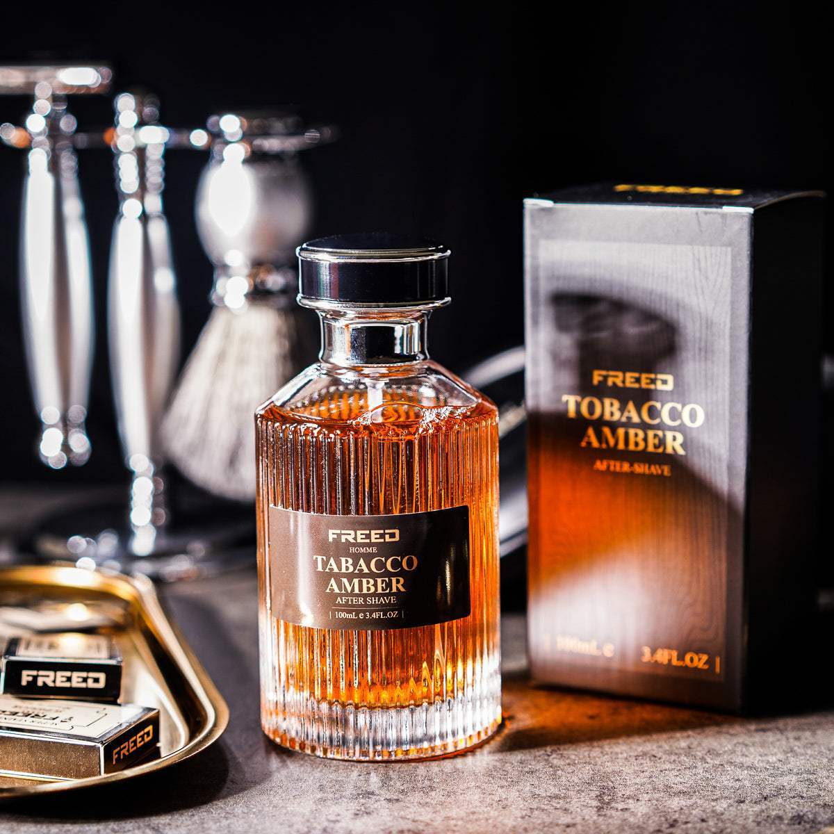 精緻玻璃瓶，琥珀色香水，紳士刮鬍用品背景，FREED 客製化刻字。