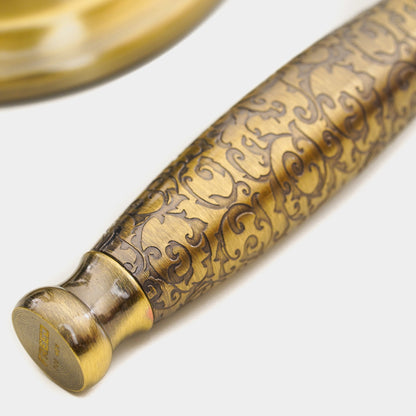仿古銅蝕刻雕花，特寫角度，FREED客製化刻字。