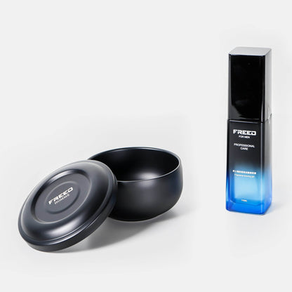 霧面黑金屬材質，仰視角度，展示於簡潔背景。FREED 客製化刻字。