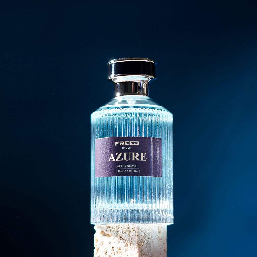 玻璃瓶身、蔚藍液體、前置角度，FREED 客製化刻字