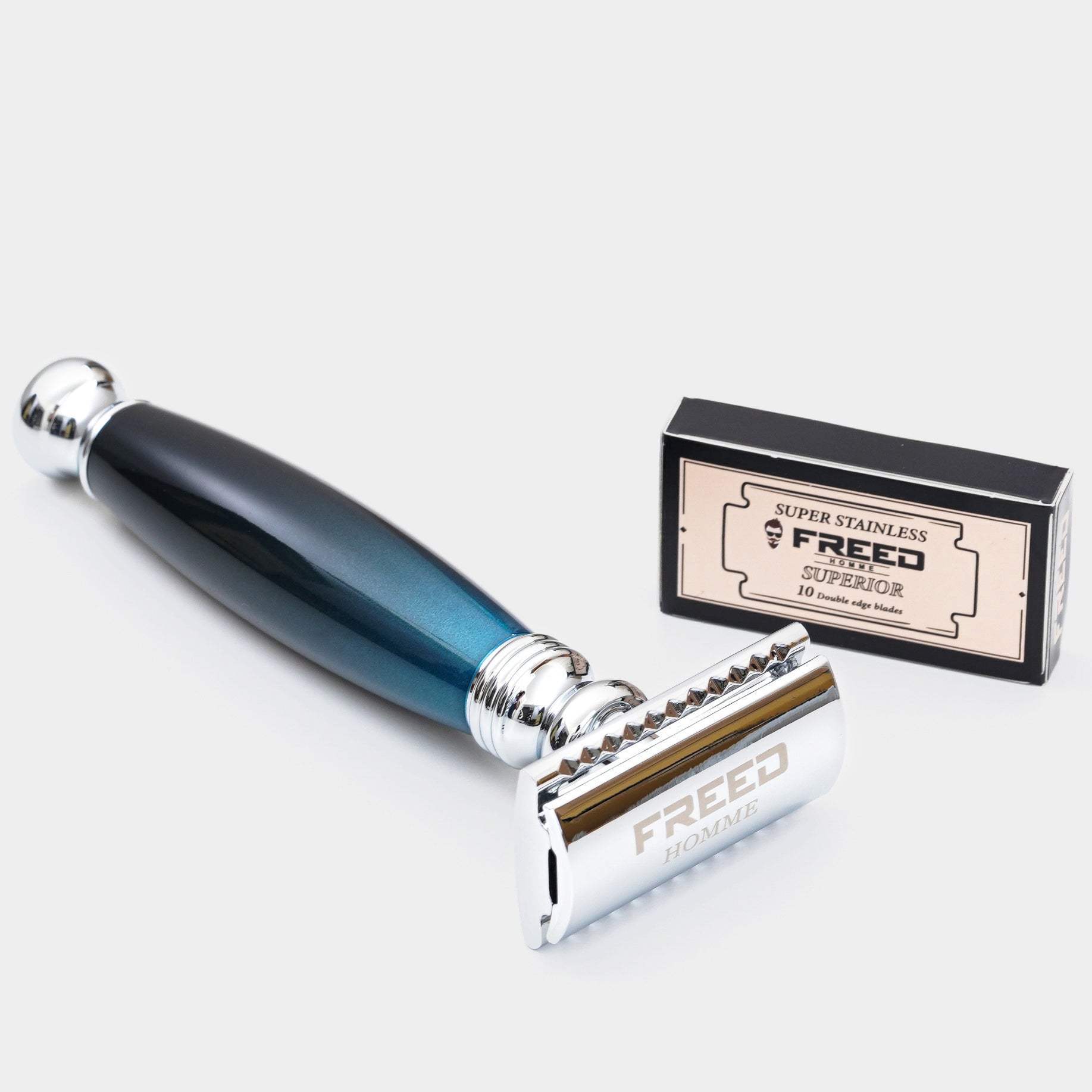 金屬質感，銀河藍漸層，桌上擺設。FREED 客製化刻字。