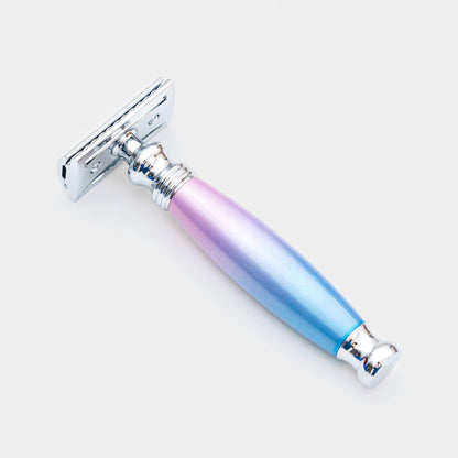 金屬光澤漸層獨角獸粉藍色刀柄，經典復古設計。FREED 客製化刻字