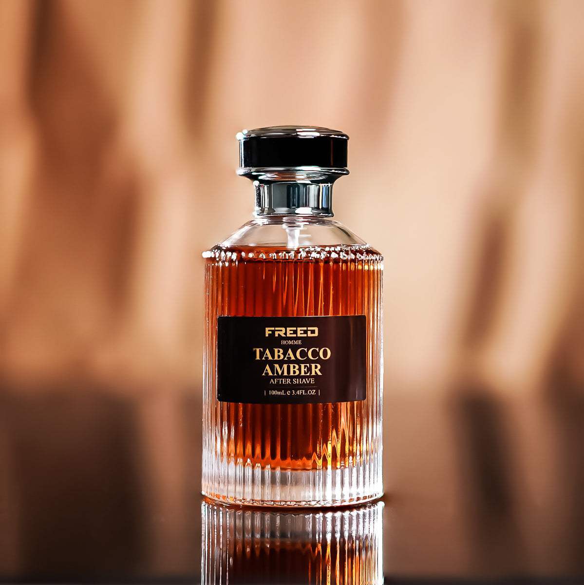 琥珀色玻璃瓶，前置角度，背景模糊，FREED客製化刻字