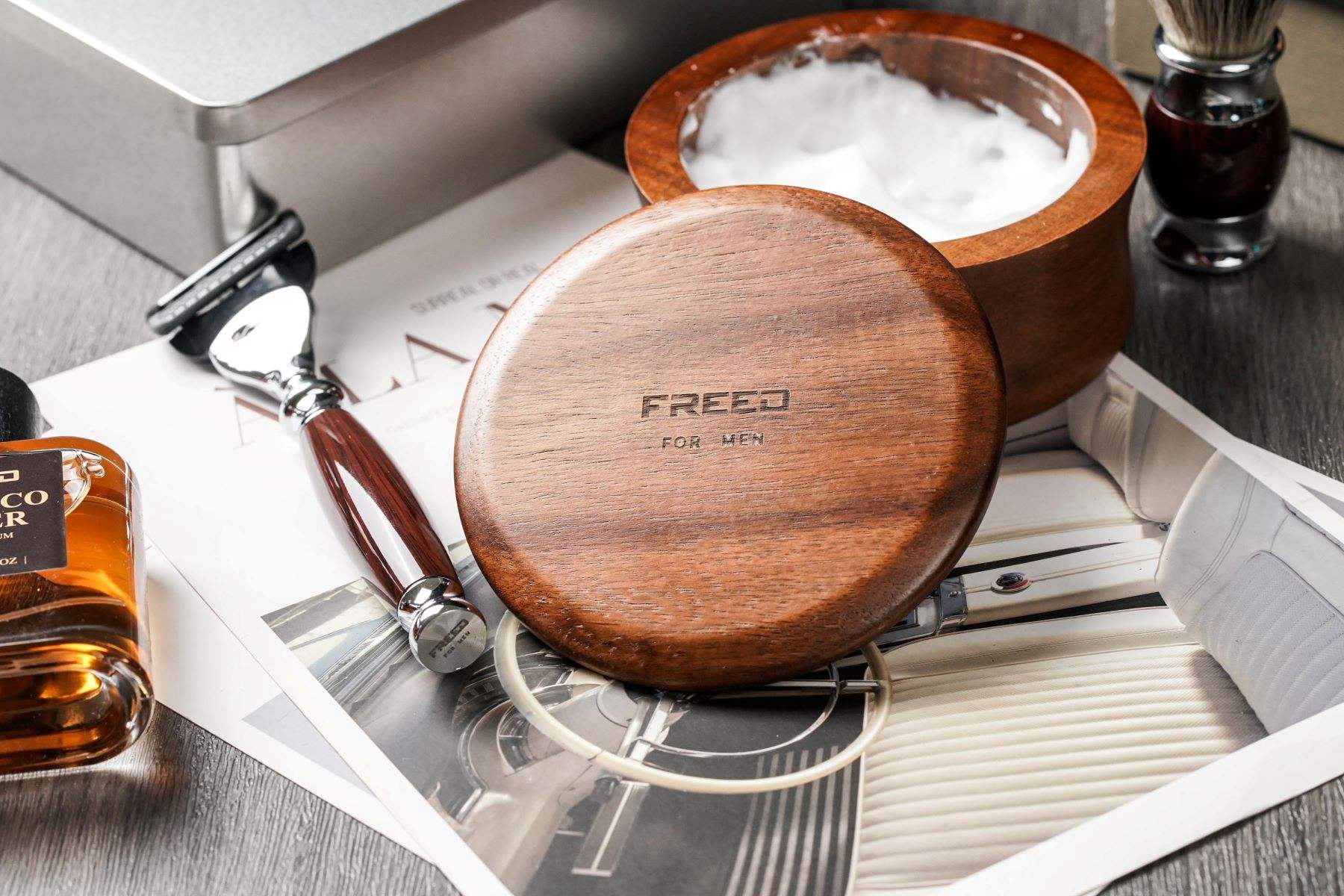 實木圓蓋、深棕色、俯視角度、擺設場景。FREED 客製化刻字。