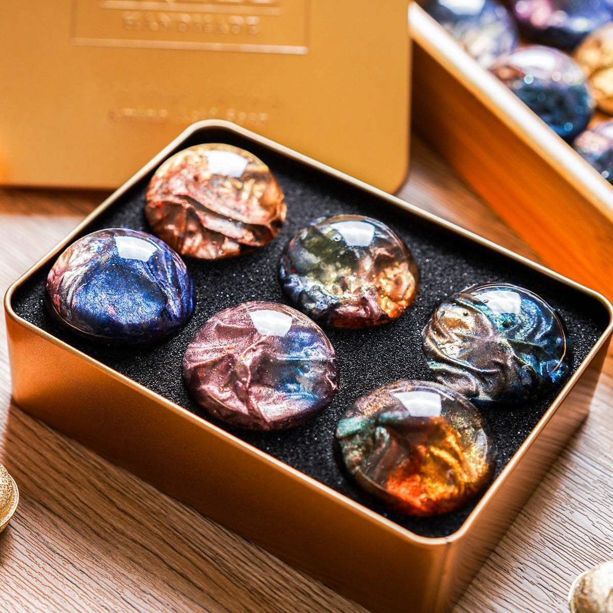 金屬寶石色澤，禮盒平視特寫。FREED 客製化刻字。