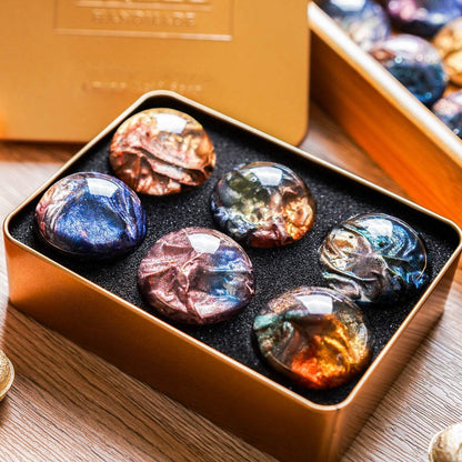 金屬寶石色澤，禮盒平視特寫。FREED 客製化刻字。