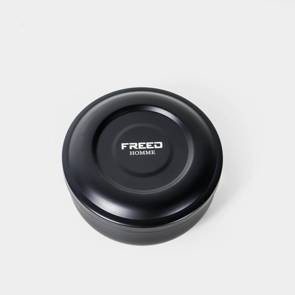 霧面黑金屬材質，俯視角，極簡純色背景，FREED 客製化刻字