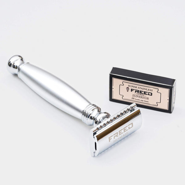 銀色金屬材質，舒適握感，經典復古，FREED 客製化刻字。