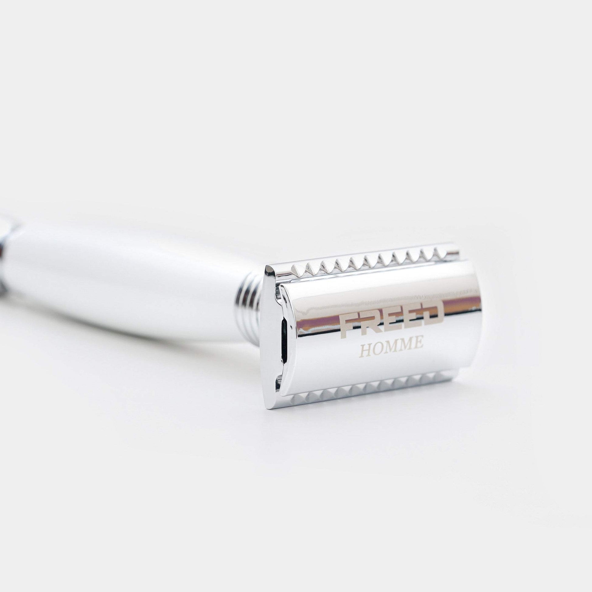 經典珍珠白，金屬材質，精緻角度，居家衛浴場景，FREED 客製化刻字。