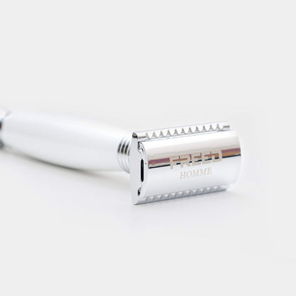 經典珍珠白，金屬材質，精緻角度，居家衛浴場景，FREED 客製化刻字。