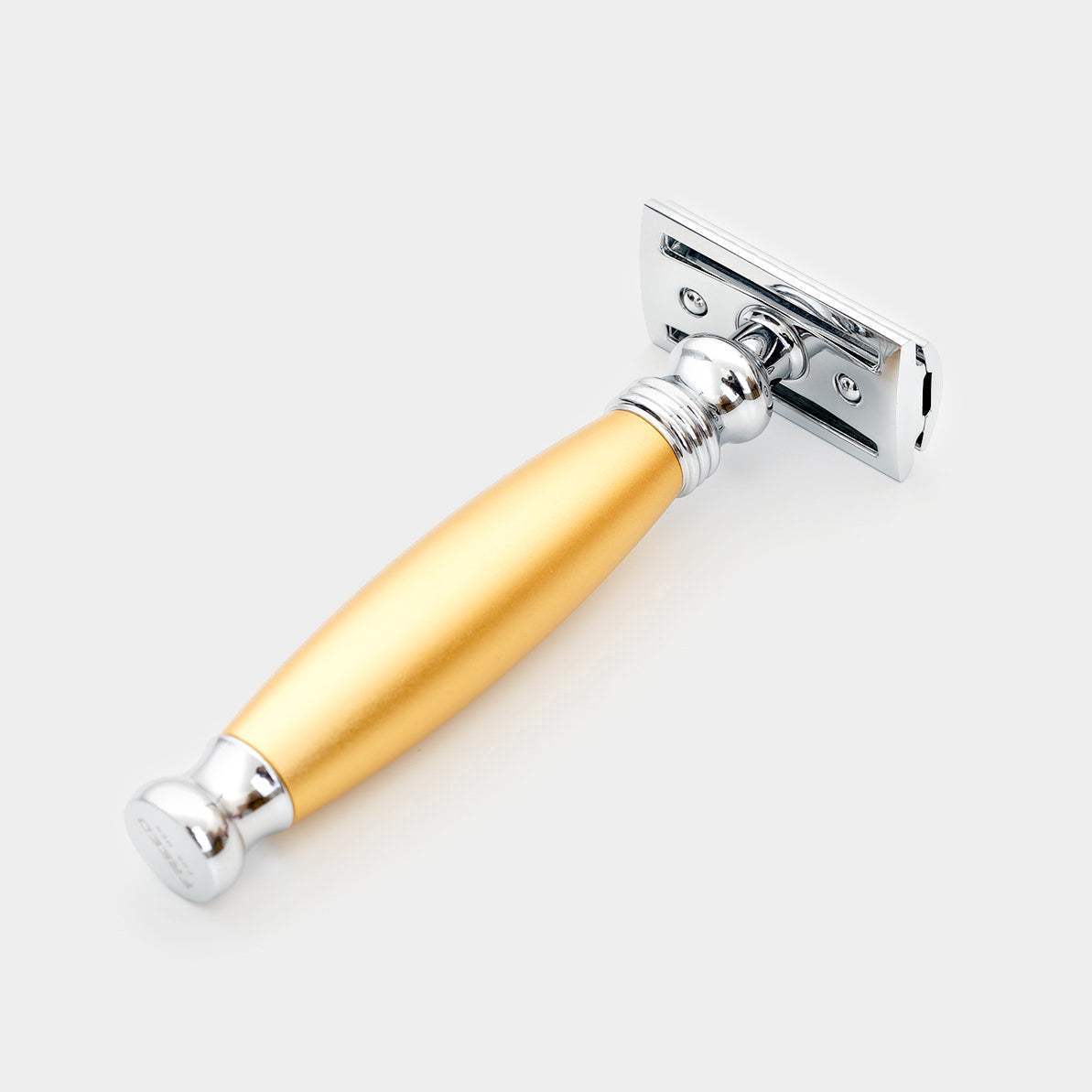 金屬與霧金握把，簡潔角度，乾淨背景。FREED 客製化刻字