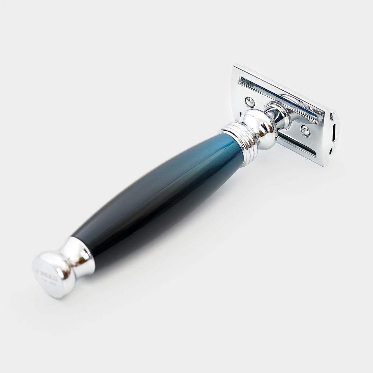 光滑金屬與漸層藍握把，復古雙刃刮鬍刀。FREED 客製化刻字。