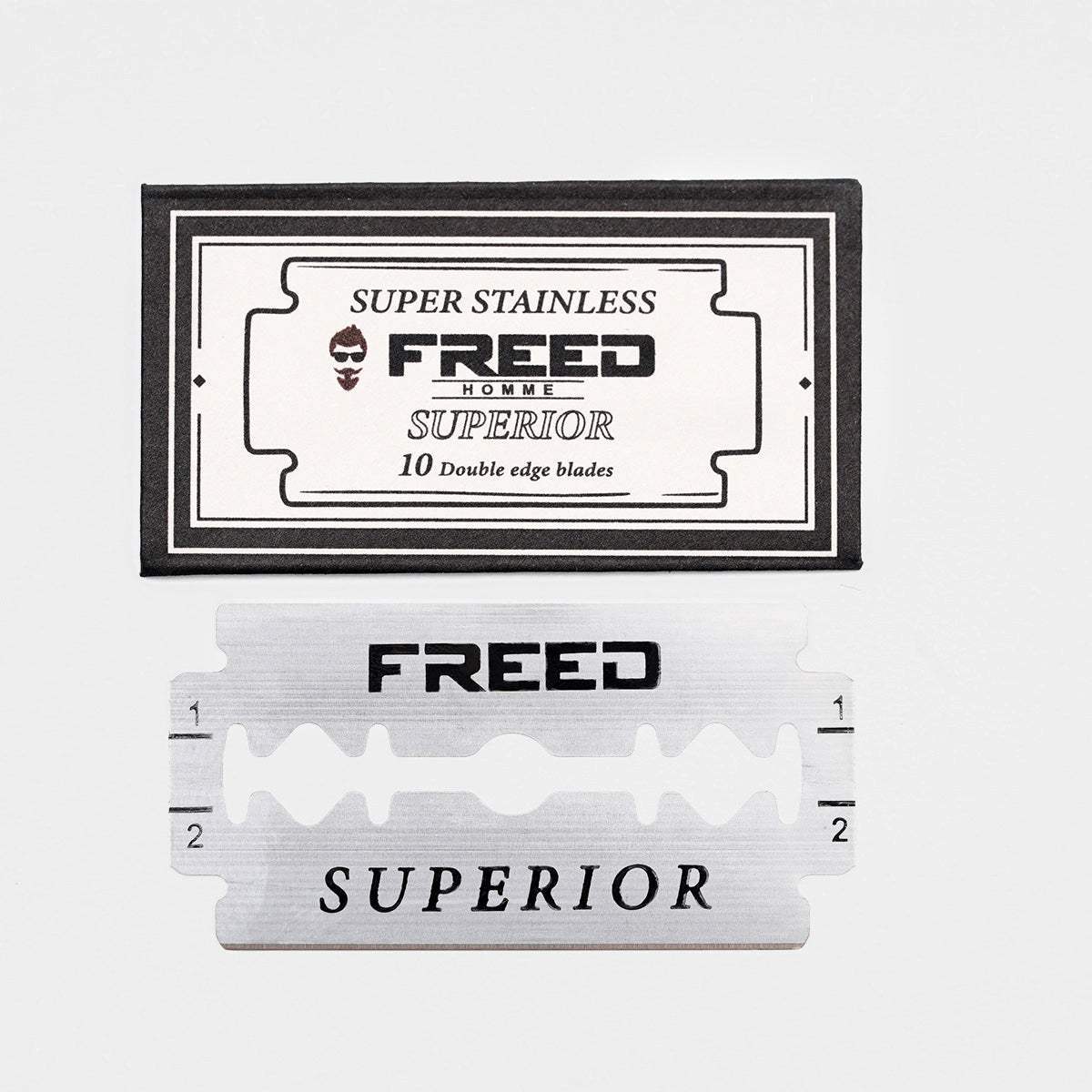 不鏽鋼材質，經典銀色，雙面鋒利，適用任何安全刮鬍刀。FREED 客製化刻字。