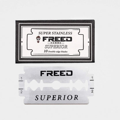 不鏽鋼材質，經典銀色，雙面鋒利，適用任何安全刮鬍刀。FREED 客製化刻字。