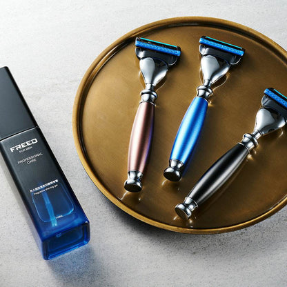 香氛刮鬍精華露與三款金屬色刮鬍刀，FREED客製化刻字