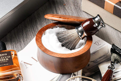 實木深棕色，傾斜角度，置於雜誌上。FREED 客製化刻字