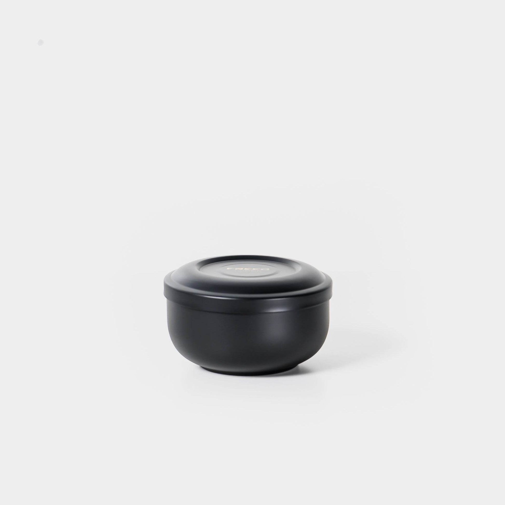 霧面黑金屬材質，產品平視角度，純白背景。FREED 客製化刻字。