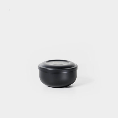 霧面黑金屬材質，產品平視角度，純白背景。FREED 客製化刻字。