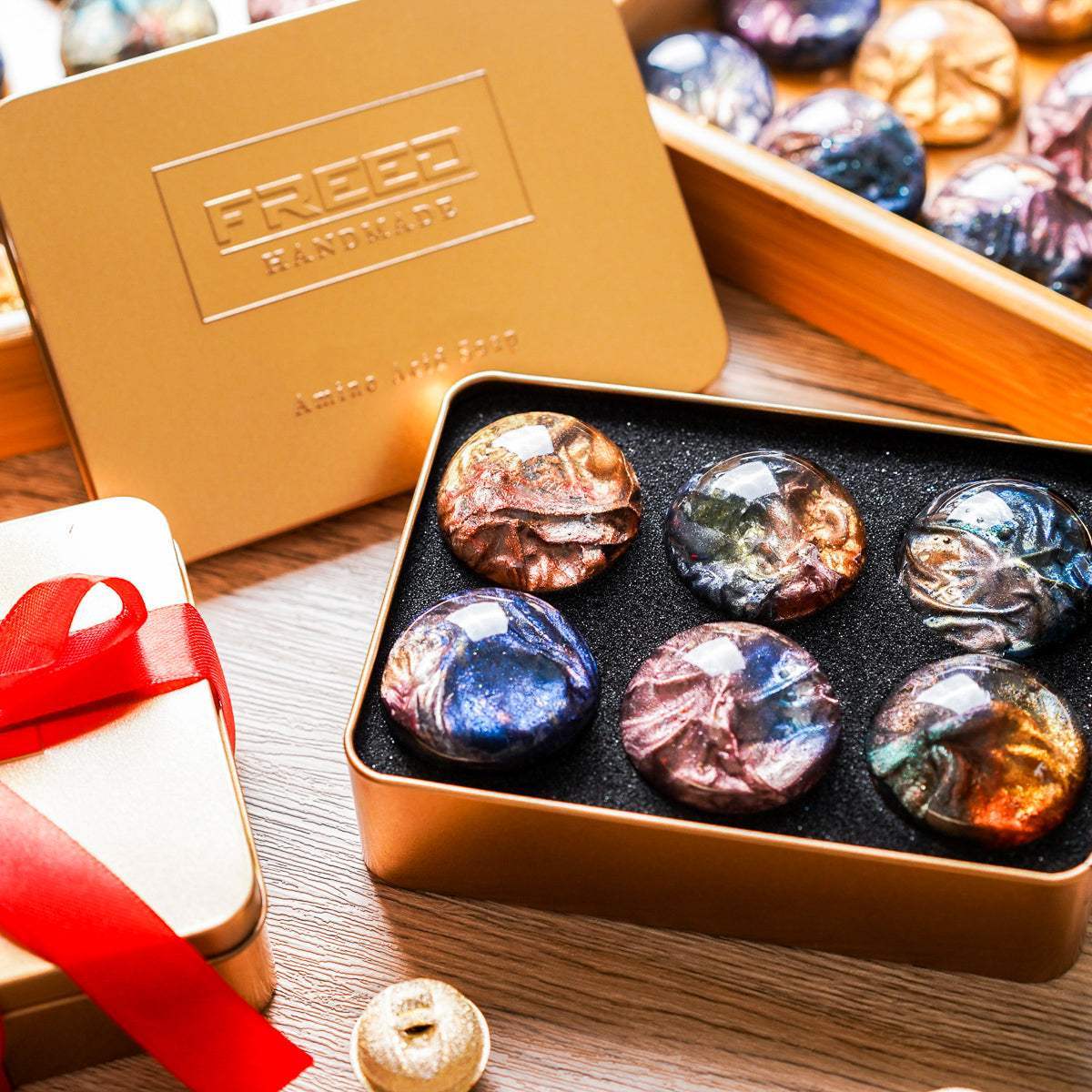 金屬禮盒內，六款璀璨迷幻寶石手工皂，色彩繽紛，多角度展現，FREED 客製化刻字