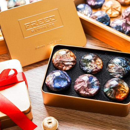金屬禮盒內，六款璀璨迷幻寶石手工皂，色彩繽紛，多角度展現，FREED 客製化刻字