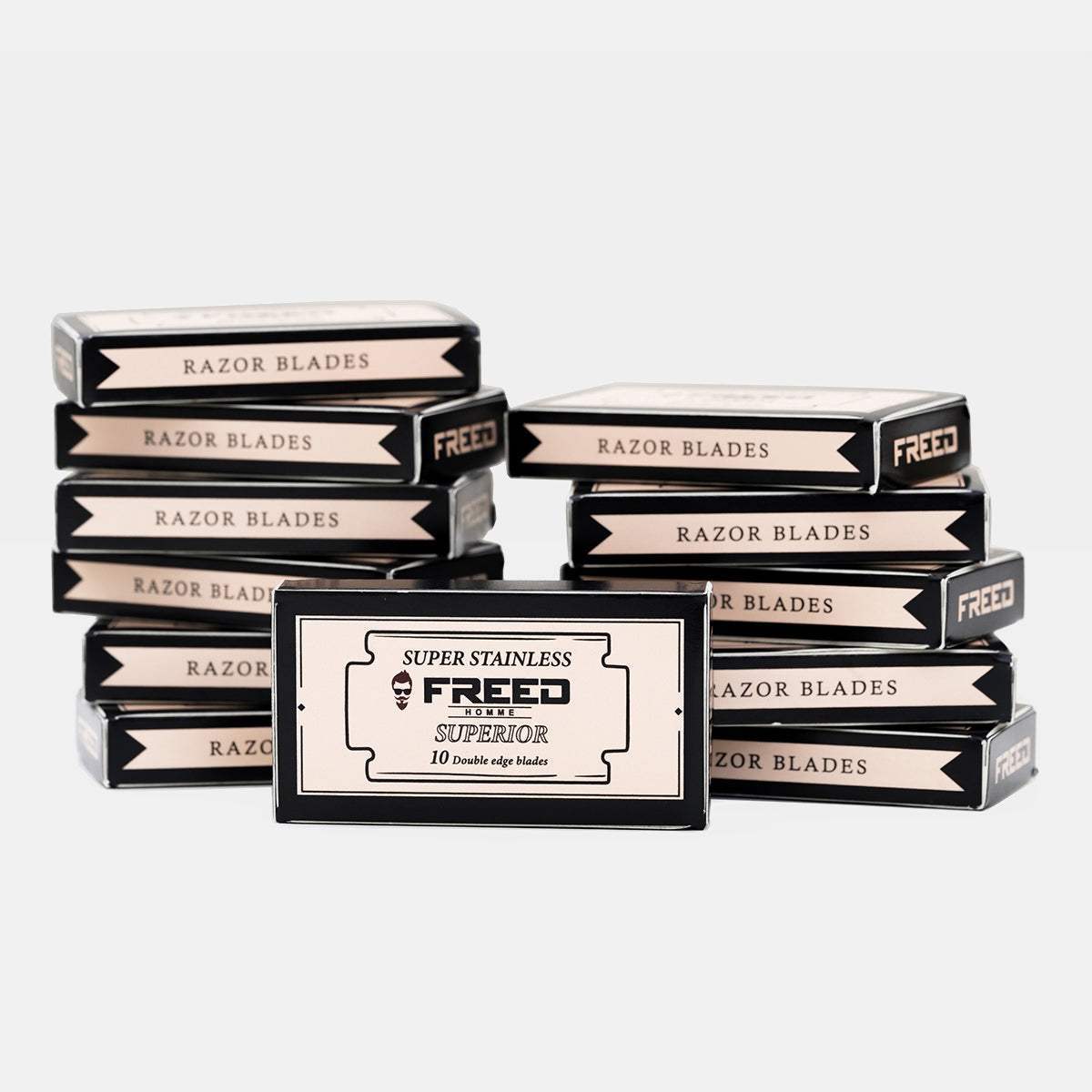 不鏽鋼雙刃，經典復古，衛浴場景。FREED 客製化刻字。