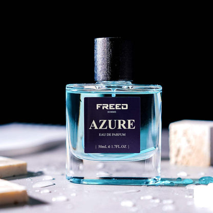藍色香水瓶，側拍，展現瓶身質感，FREED 客製化刻字