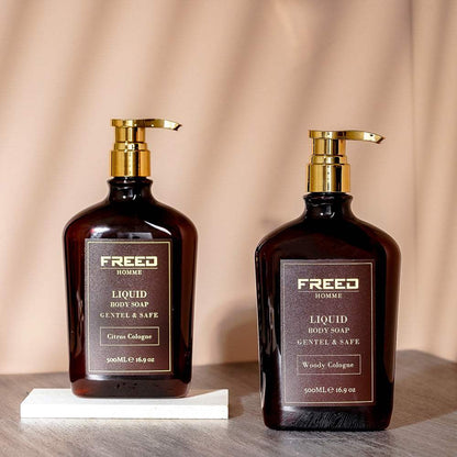 深棕色玻璃瓶，金色壓頭，一左一右，FREED客製化刻字。