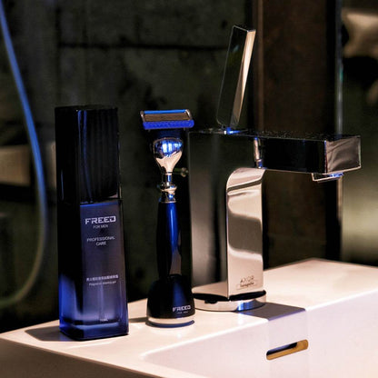 藍色瓶身刮鬍精華與銀色刮鬍刀，FREED 客製化刻字