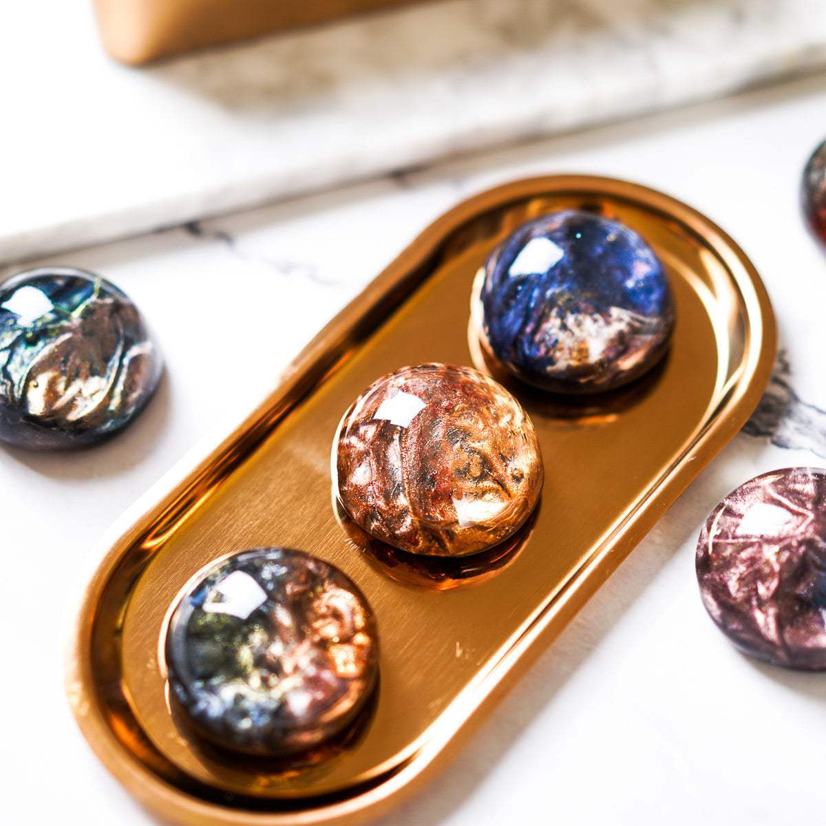 金屬托盤，多色迷幻寶石手工皂，近景拍攝，FREED 客製化刻字。