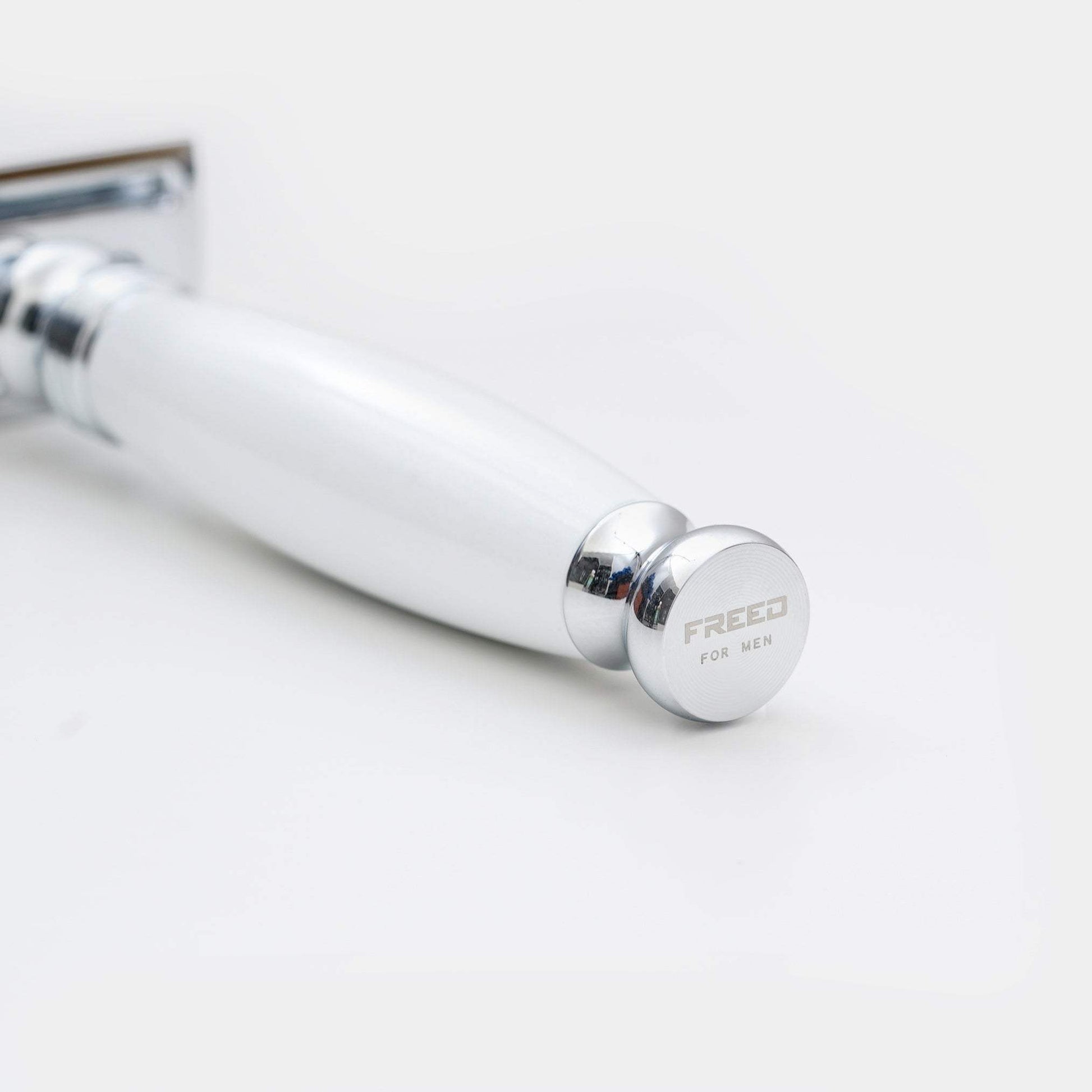 金屬柄身珍珠白，經典復古，打造日常紳士儀容。FREED 客製化刻字。