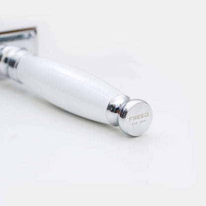 金屬柄身珍珠白，經典復古，打造日常紳士儀容。FREED 客製化刻字。