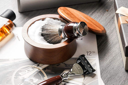 實木刮鬍皂碗，近景俯拍，展現細緻質感，FREED 客製化刻字。