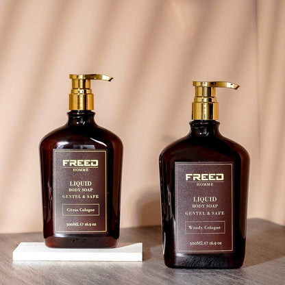 琥珀色瓶身搭配金色噴頭，商品平放近拍，背景為柔和米色，FREED 客製化刻字。