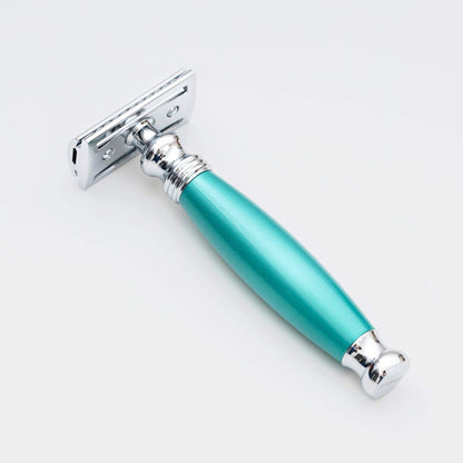 金屬與湖水綠握把，經典角度，居家剃鬚。FREED 客製化刻字。