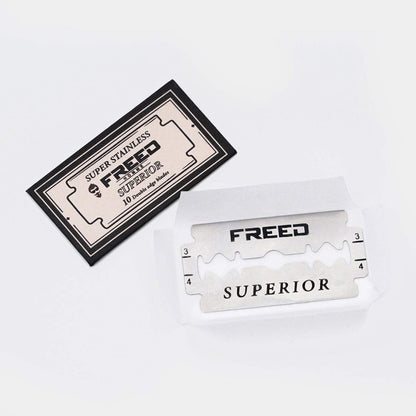 不鏽鋼材質，銀色，專業角度，適用於刮鬍刀。FREED 客製化刻字。