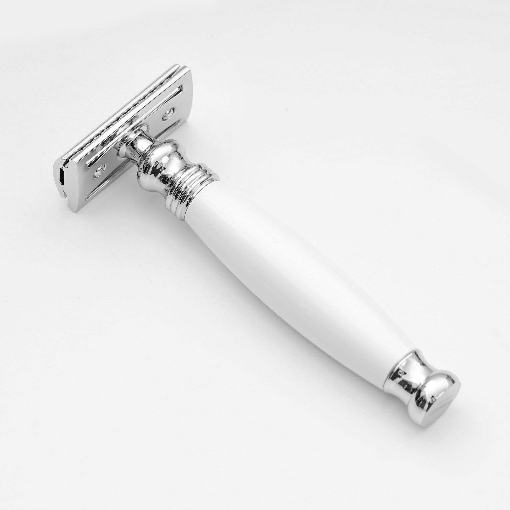 【FREED】珍珠白復古雙刃刮鬍刀，居家/旅行皆宜。FREED 客製化刻字。