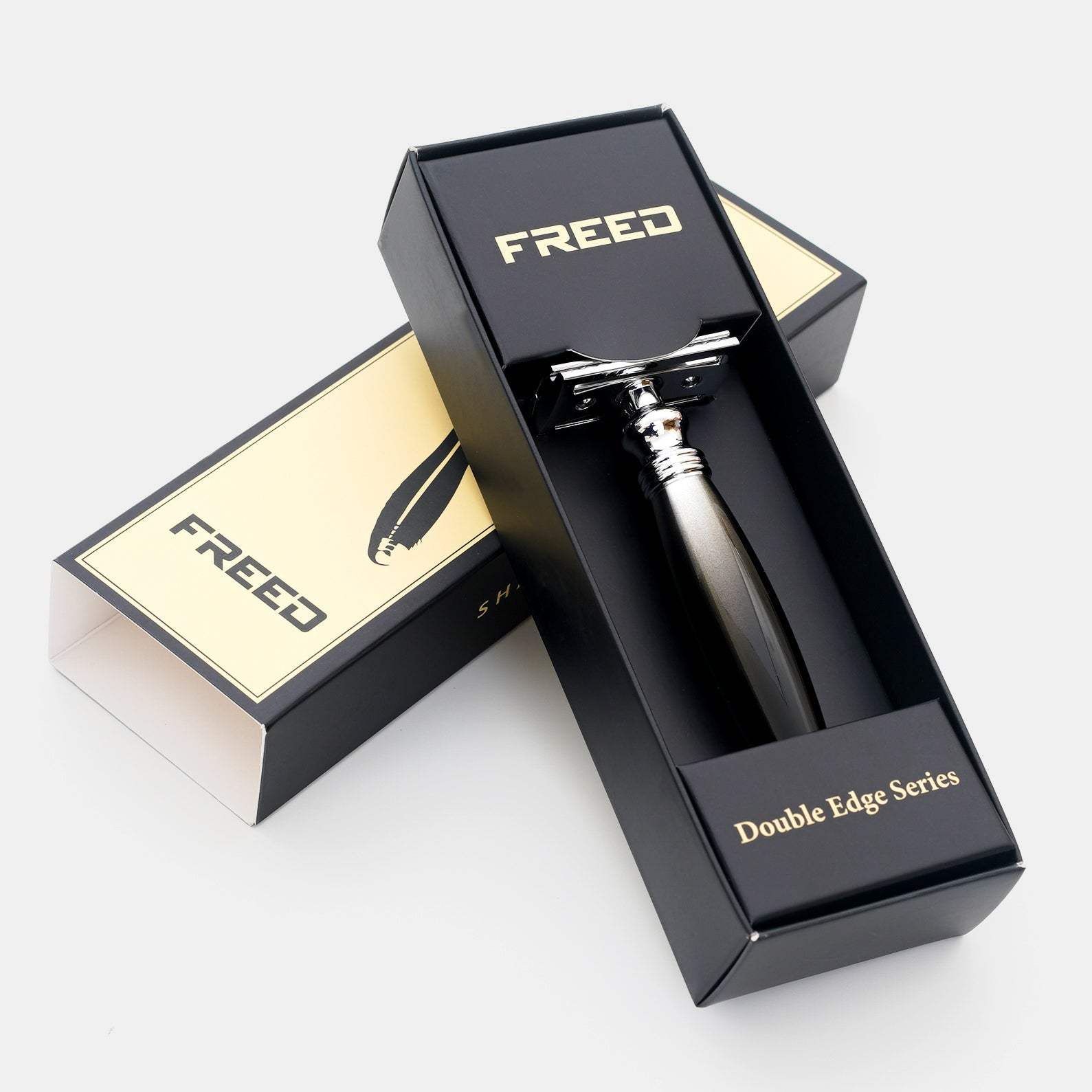 鈦灰色金屬材質，古典封閉式刀頭，居家剃鬚場景。FREED 客製化刻字。