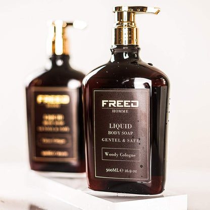 深棕色玻璃瓶，金屬壓頭，淺景拍攝。FREED 客製化刻字。