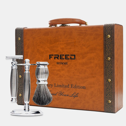 銀色金屬刮鬍刀組，搭配復古棕色手雷造型皮箱，FREED 客製化刻字。