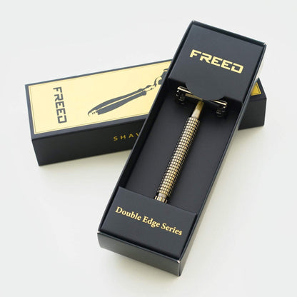 古銅棕金屬材質，優雅的開放式刀頭。FREED 客製化刻字。