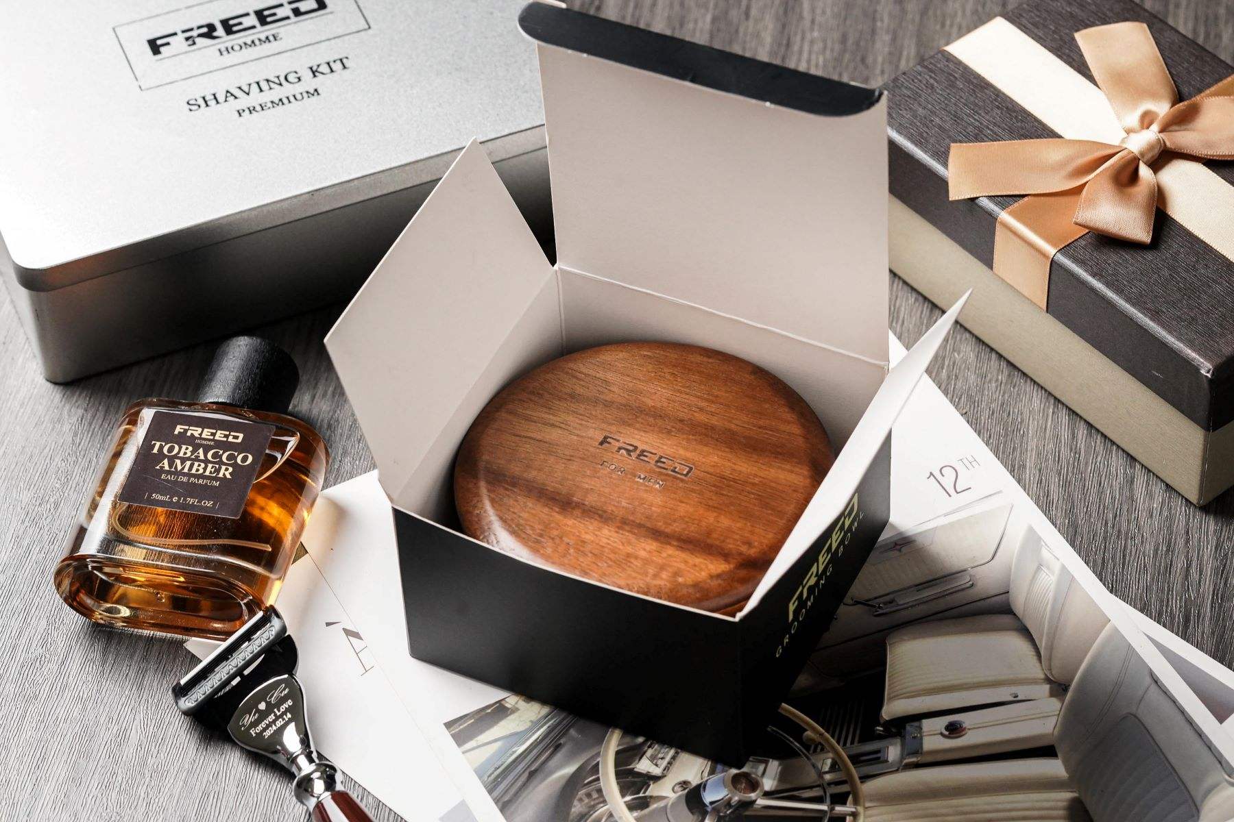 實木紋理，深棕色，俯視角，紳士禮盒場景。FREED 客製化刻字。