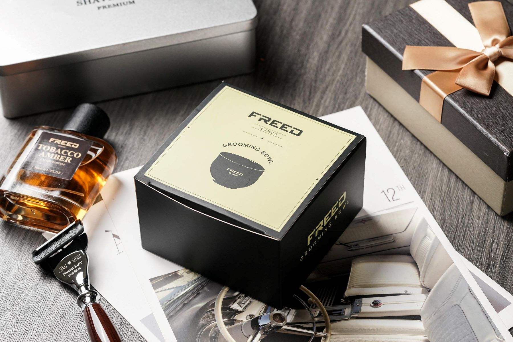 實木碗，黑色包裝，特寫鏡頭，桌面場景。FREED 客製化刻字。