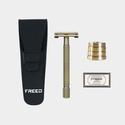 古銅棕金屬刮鬍刀，附皮套。FREED 客製化刻字。